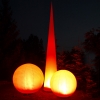 Ensemble aus Cones und Globes leuchten bei Nacht