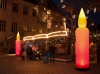 Aufblasbare Kerzen leuchten auf dem Weihnachtsmarkt